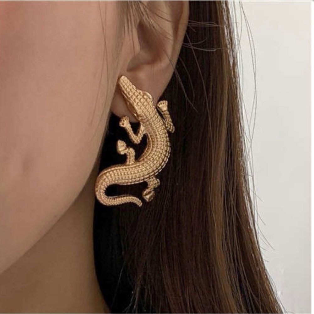 🐊 New Amazing & Stunning & unique goldtone alligator stud earrings 🐊